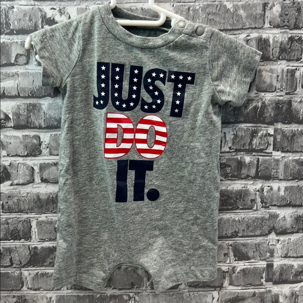 Baby boys‎ Nike Gray Baby Romper with Star Print